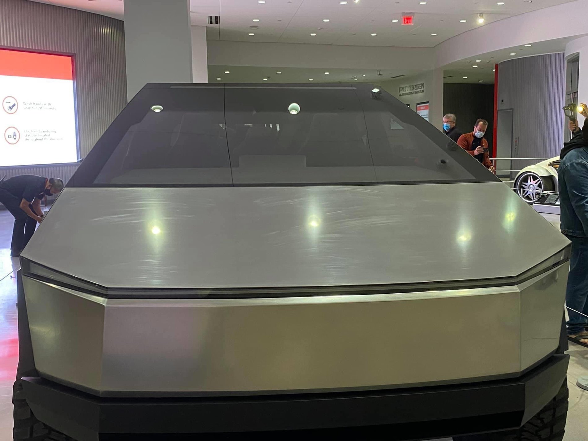 Tesla-Cybertruck-Petersen-Museum-Ea-isv8WAAA2X6d.jpeg