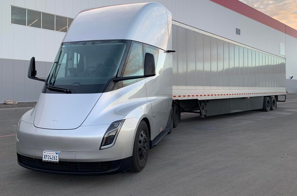 tesla-semi-1-e1539187374903.jpg