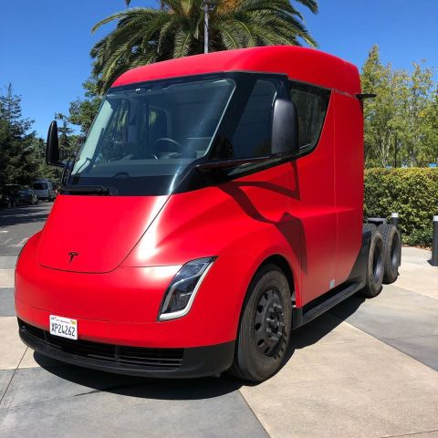 Tesla-Semi-at-Pixar-3.jpg